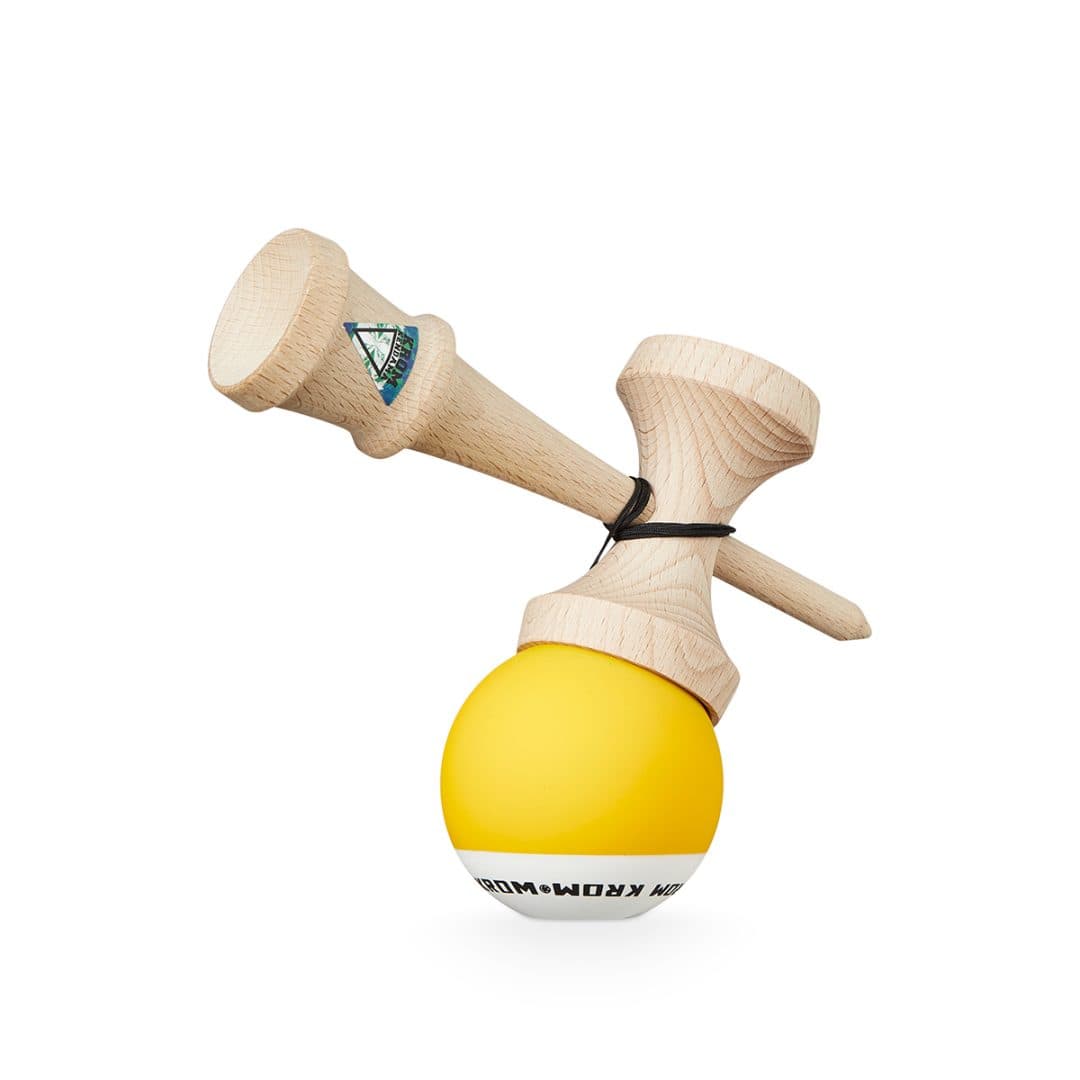 Sárga kendama közelről